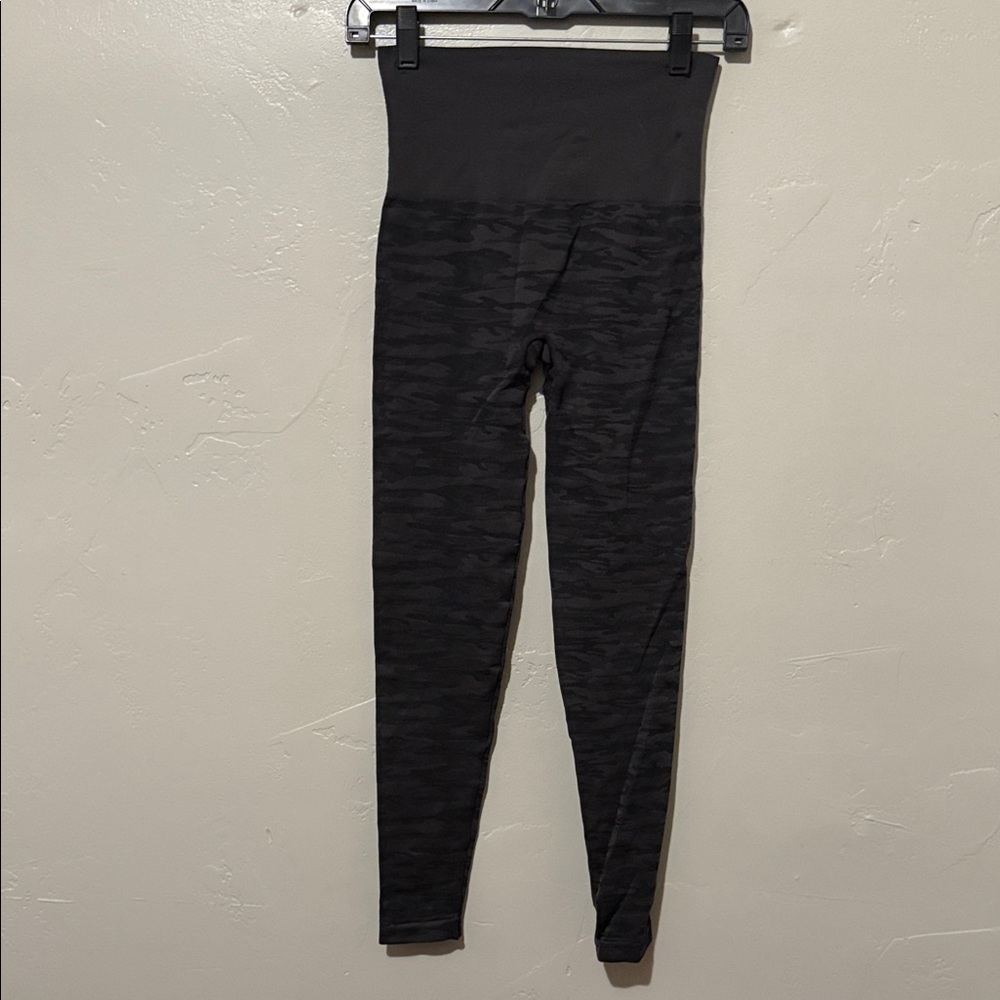 Assets By Spanx Black and Gray Camouflage Leggings Medium - Picture 6 of 10